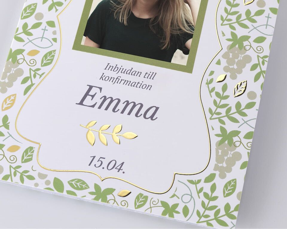 Inbjudan till konfirmation för Emma med gyllene blad och blommönster