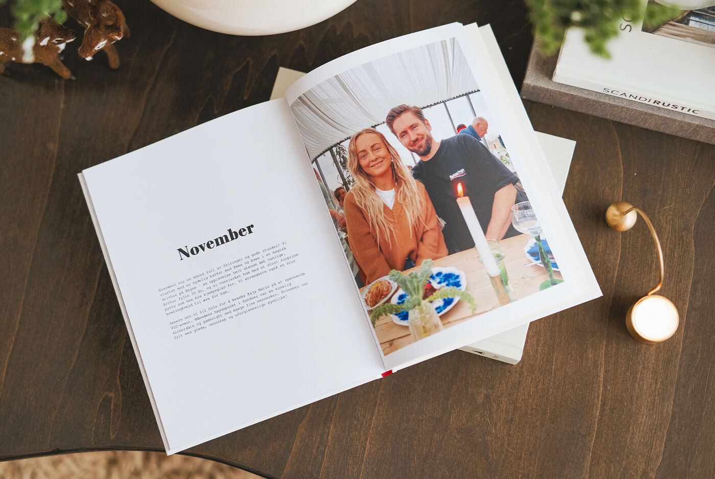 CEWE Fotobok med glad person och några i restaurang med dukat bord