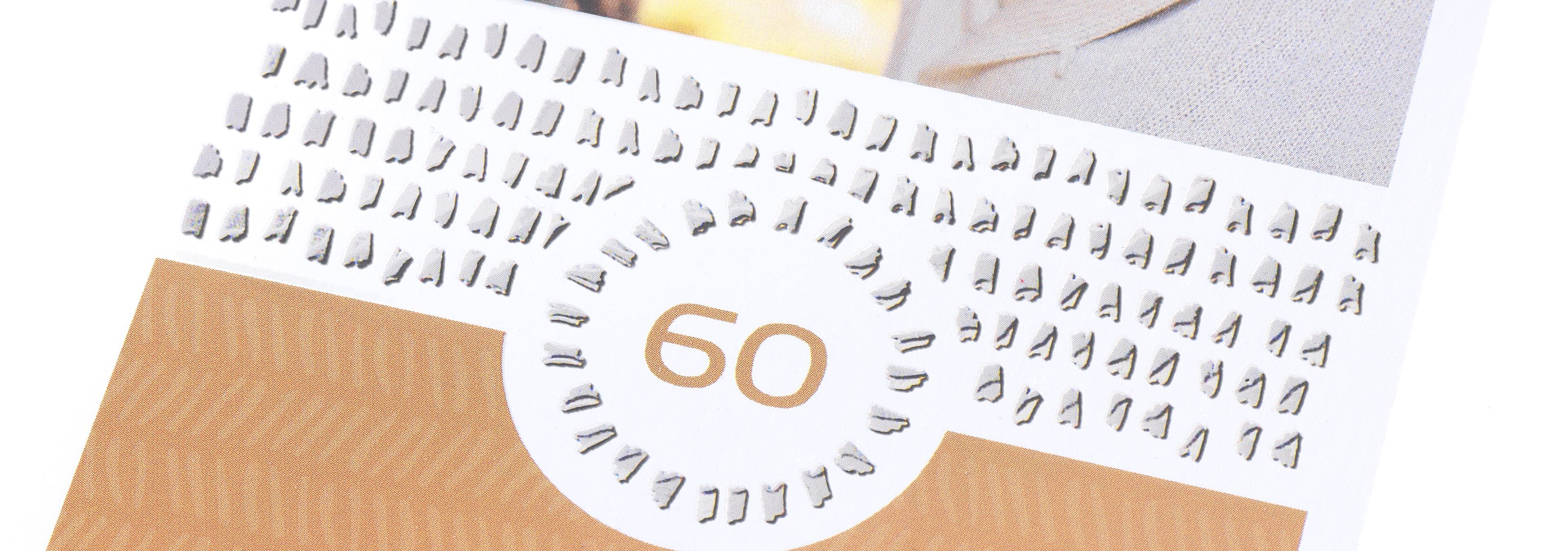 Detaljbilde av en CEWE fotokalender med motiv av en person och siffran 60.