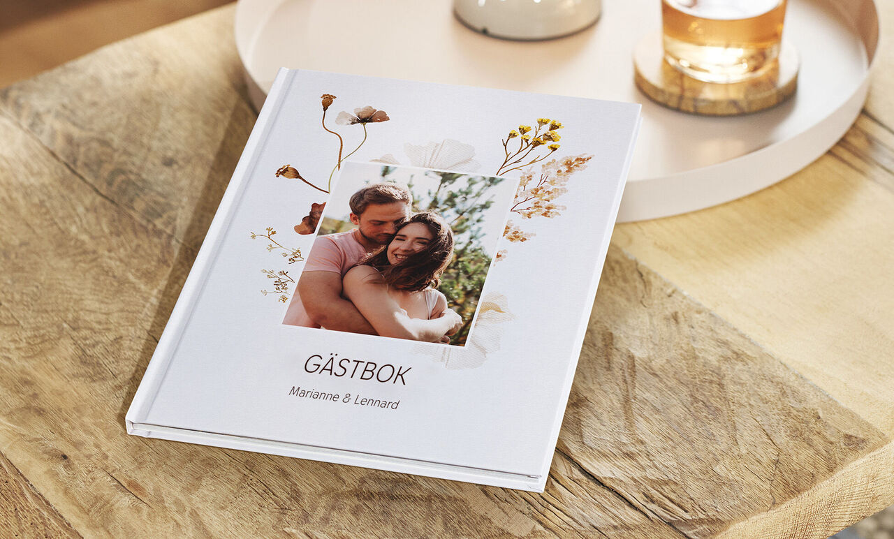 En kärleksfull designad gästbok med blommönster