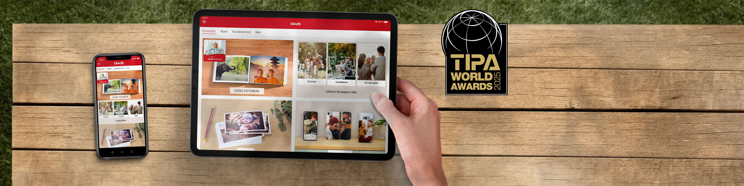 En person använder en surfplatta och en smartphone för att visa foton och projekt. TIPA World Awards-symbolen är på bordet.