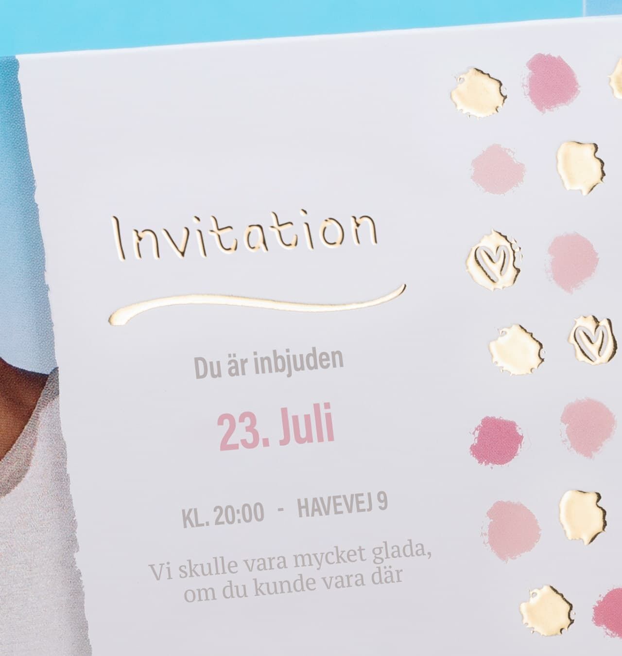 Inbjudningsdesign med guldtext och färgglada accenter i rosa och beige