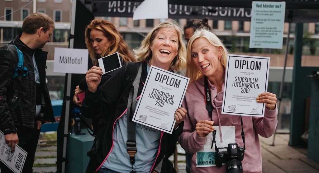 Glada deltagare som stolt visar sina certifikat vid en evenemang i Stockholm 2019