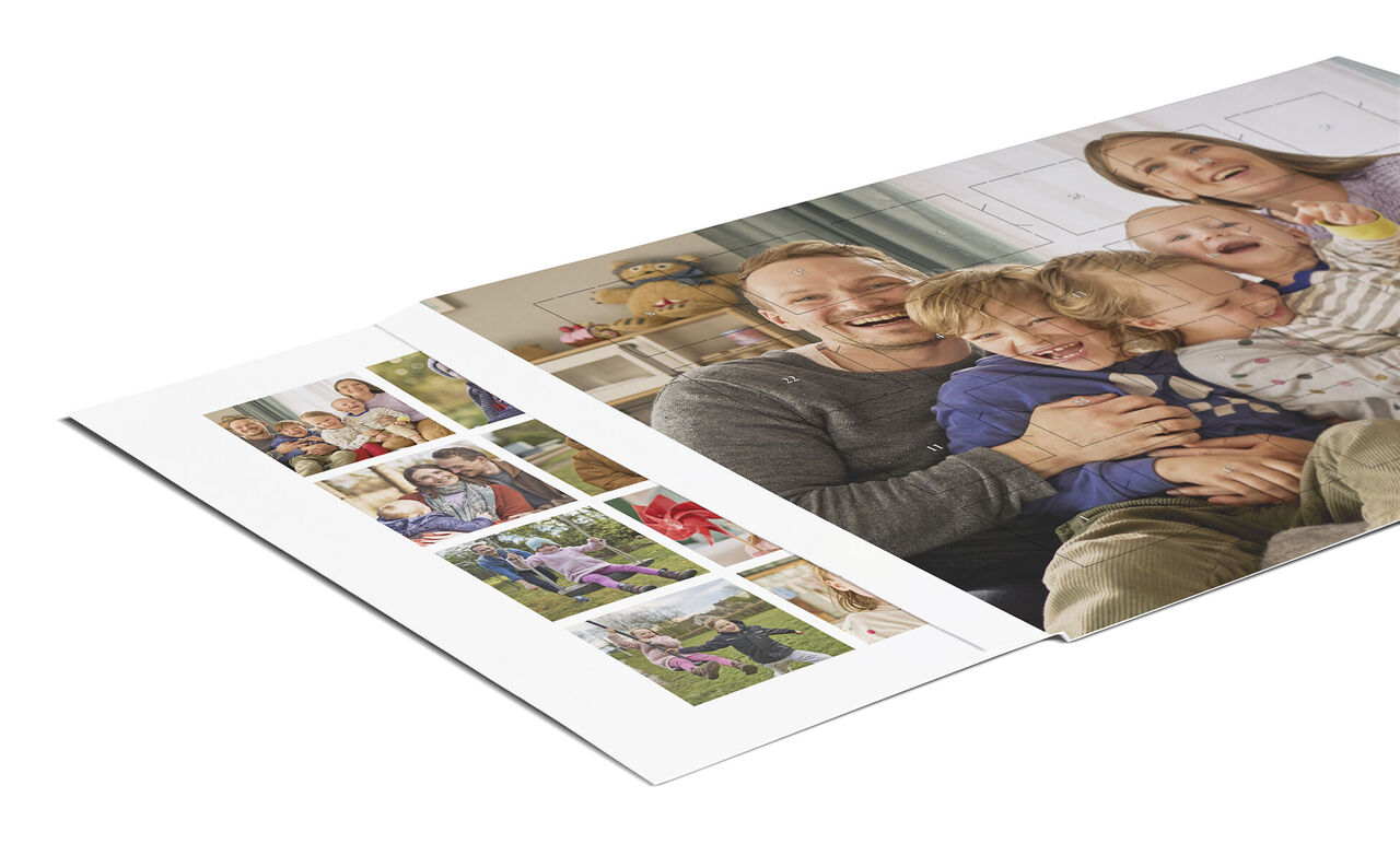 Ett leende familjefoto i CEWE fotobok som visar lyckliga stunder.
