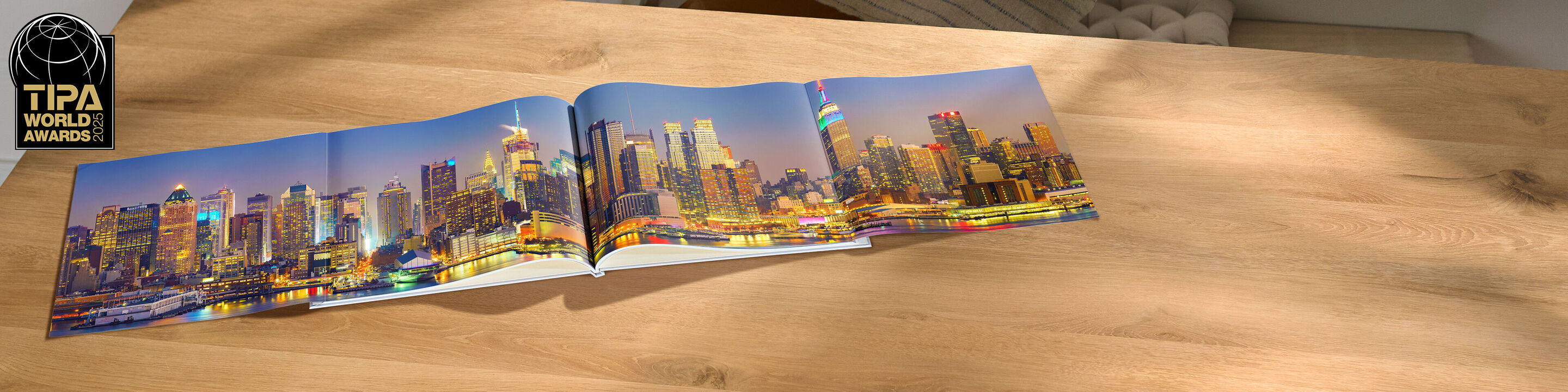 En öppen CEWE fotobok visar en vacker skyline av Philadelphia vid skymning.