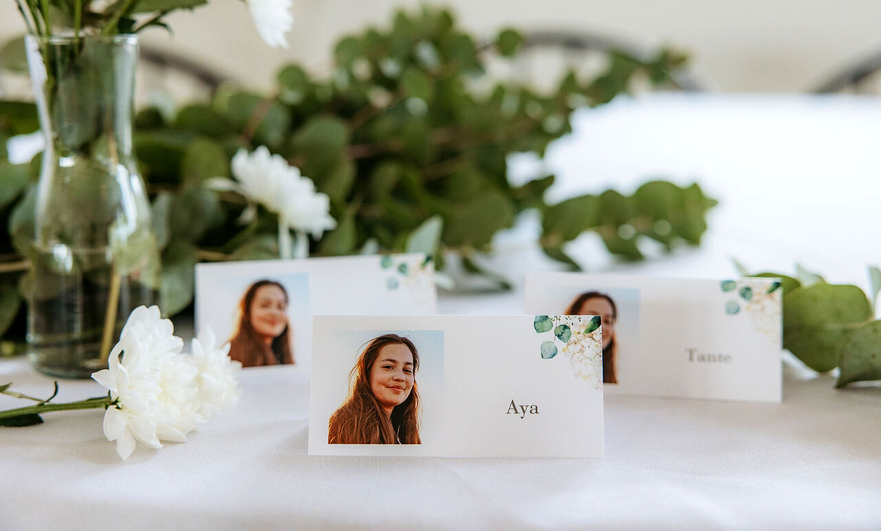 Placeringskort för gäster vid en fest, med blomdekorationer