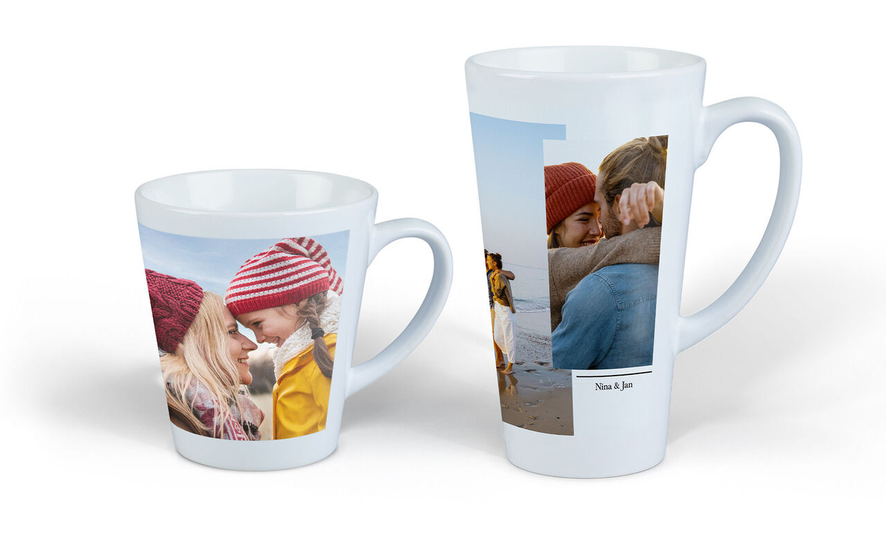 Två muggar med personliga bilder, en liten och en stor, som representerar gemensamma minnen.