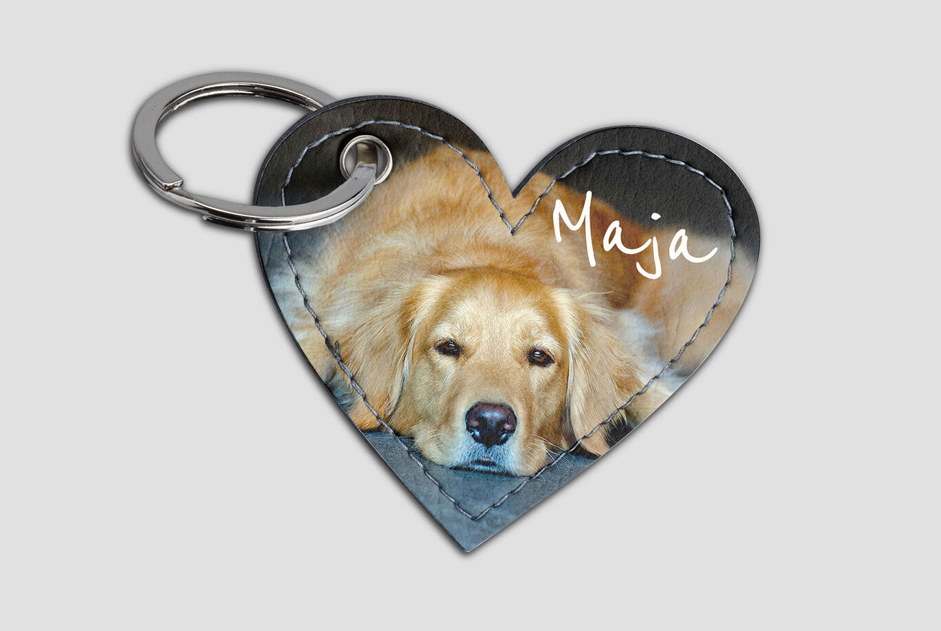 Hjärta formad nyckelring med bild på Golden Retriever Maja som ligger avslappnat