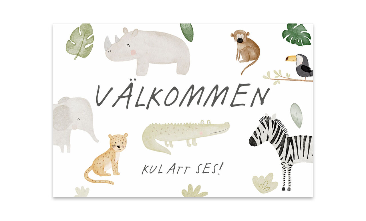 En färgglad välkomstskylt med glada djur som en noshörning, en elefantfigur, en leopard, ett zebramönster, en krokodil och en tukan, omgiven av växter. Texten 'VÄLKOMMEN' är vänligt utformad.