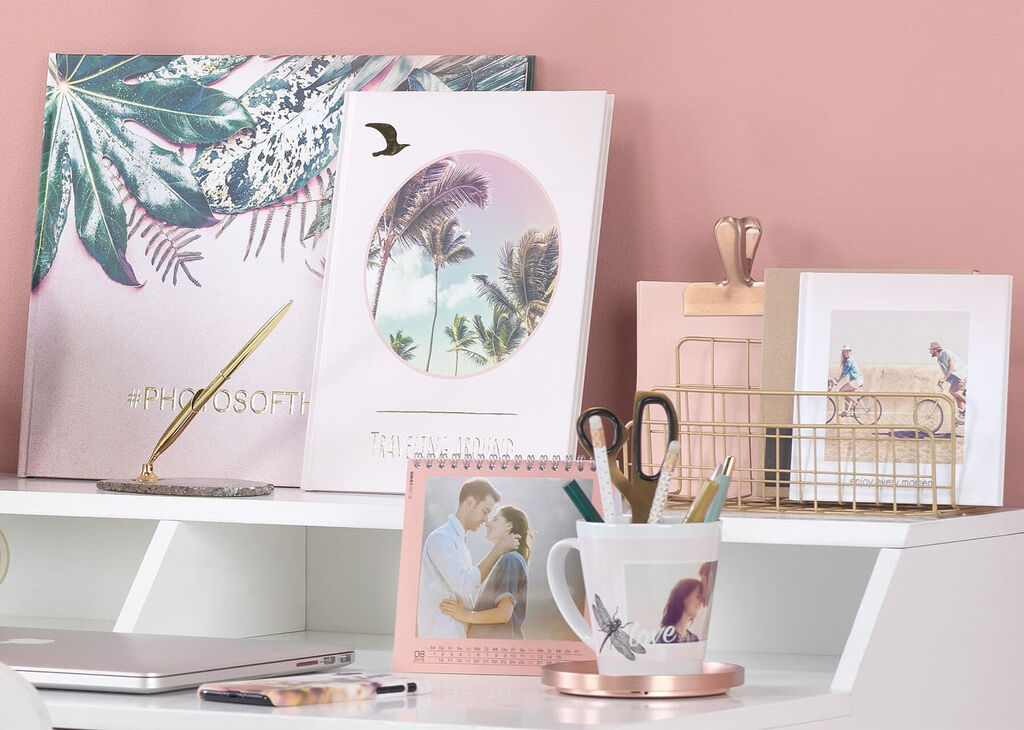 Stiligt dekorerad arbetsyta med kreativa fotokreationer