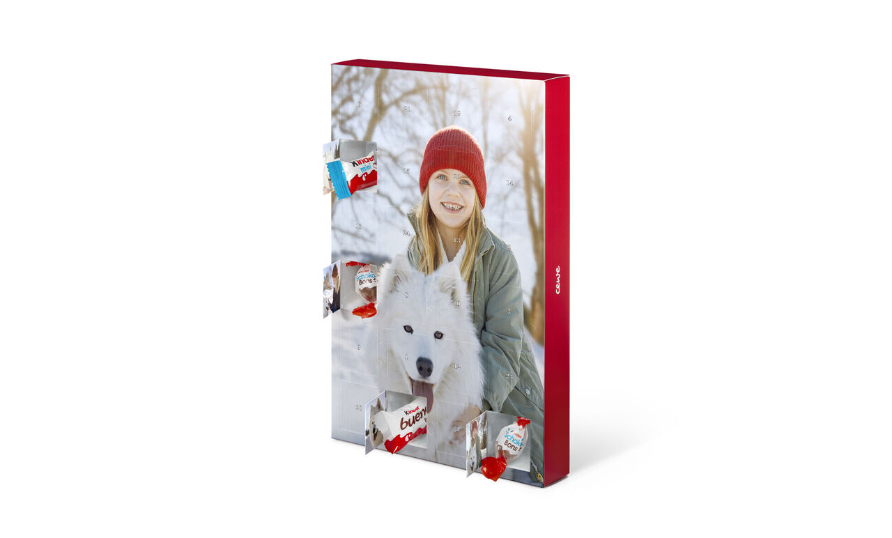 En fotobok som visar kärleksfulla minnen. Den innehåller bilder och en klistermärke om hållbara material.
