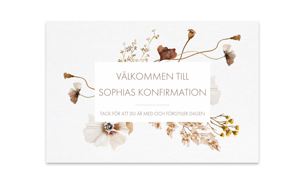 Inbjudan till konfirmation av Sophia med torkade blommor och blommiga element.
