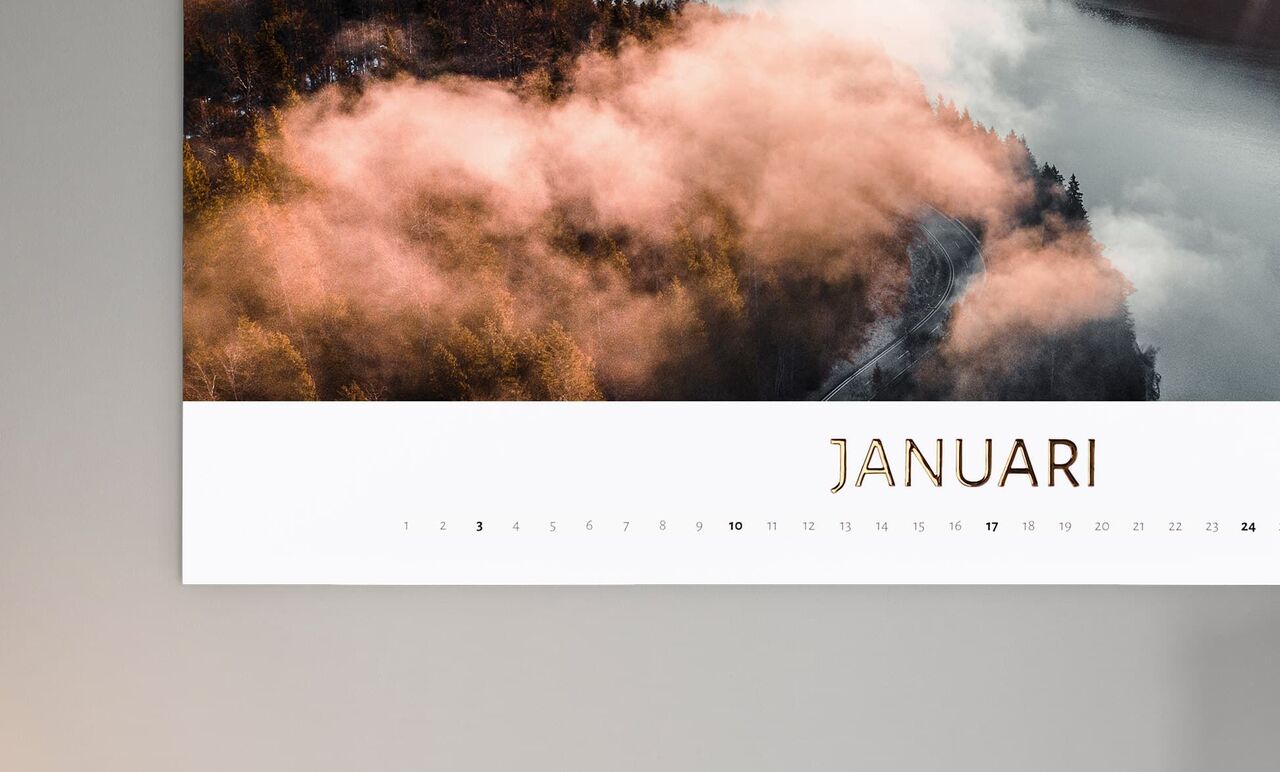 Kalenderark för januari med gyllene text