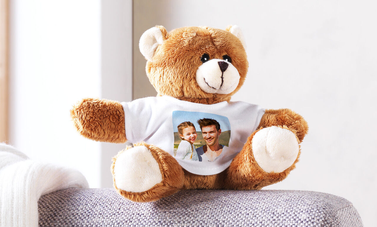 En mysig nallebjörn med en personlig T-shirt med ett foto.