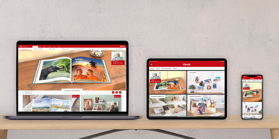 Screenshots av CEWE webbplats på laptop, tablet och smartphone som visar olika fotoböcker
