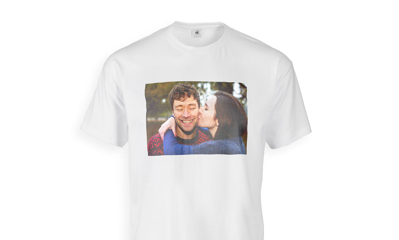 En T-shirt med ett glatt foto av ett par som kramar varandra