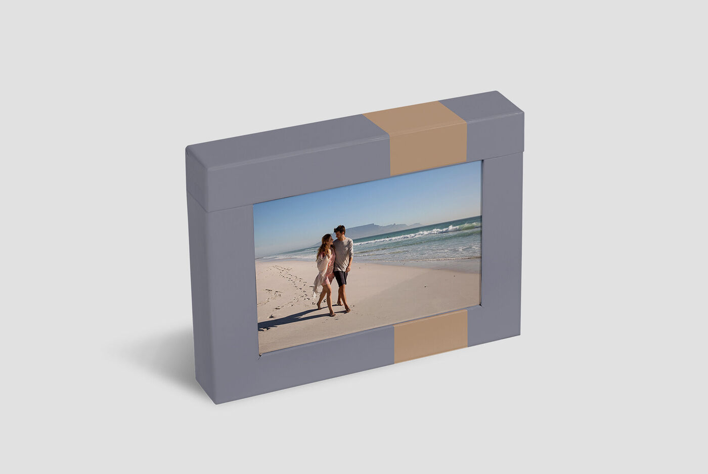 Ett snyggt fotoalbum med ett par på stranden.