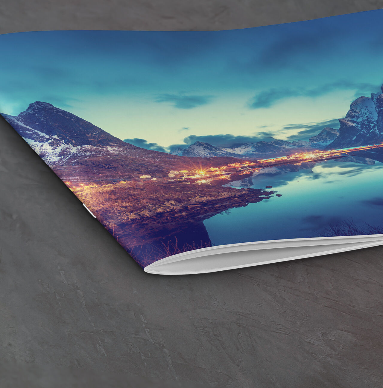 En vacker fotobok med en fantastisk landskap som visar bergen och en lugn sjö.