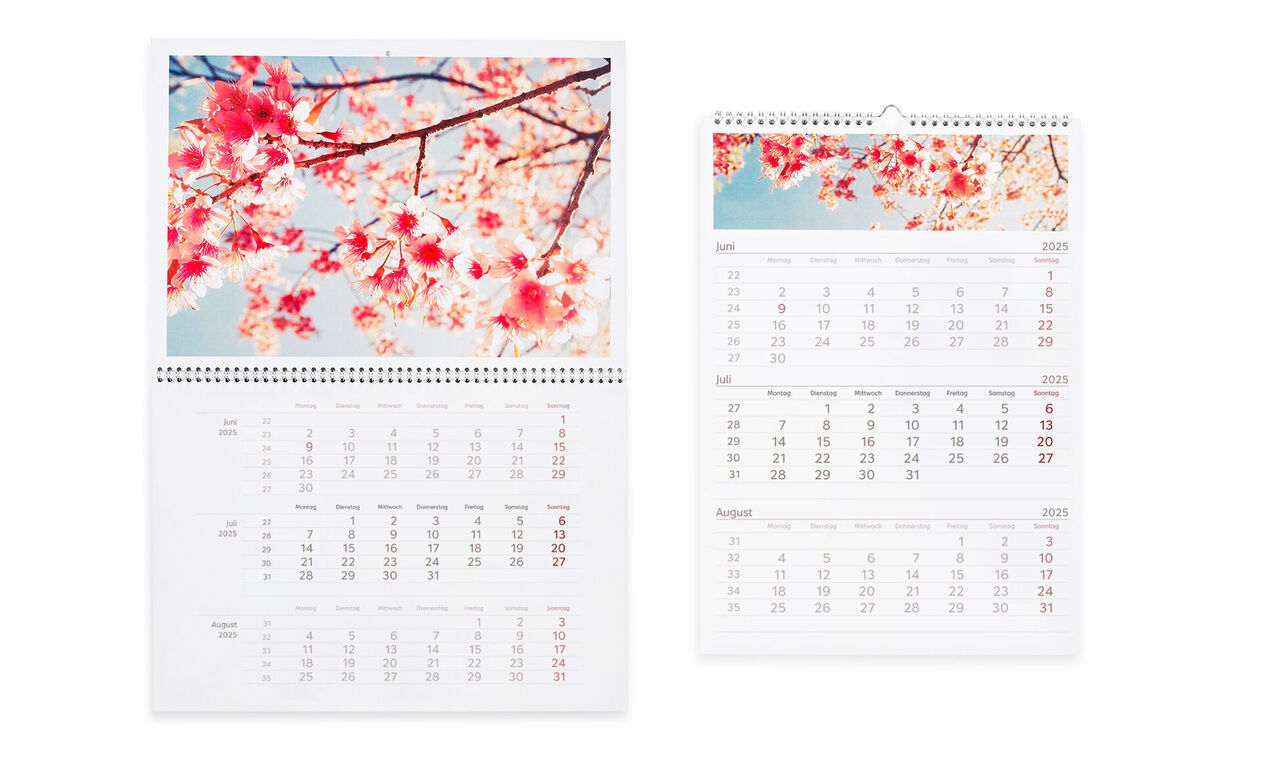 En CEWE fotokalender med vackra körsbärsblommor och kalendrar.