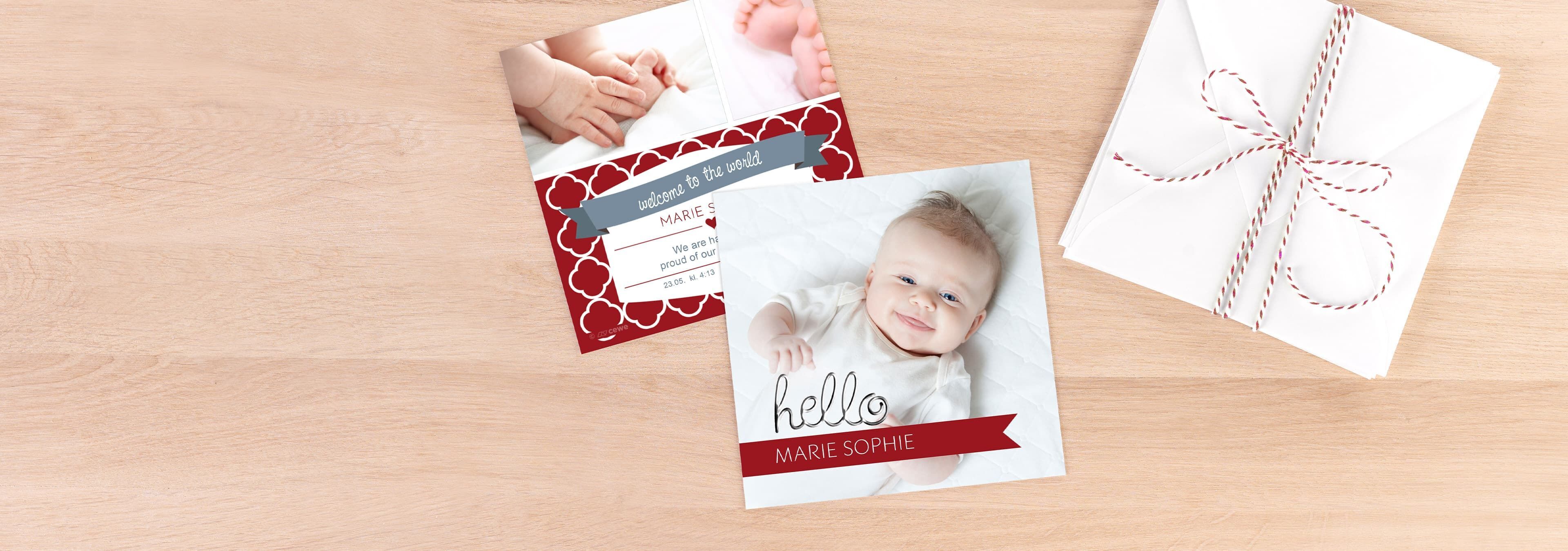 Två gratulationskort på ett ljust bord med en present. Ett kort har en fin design med 'hello' och ett sött meddelande.