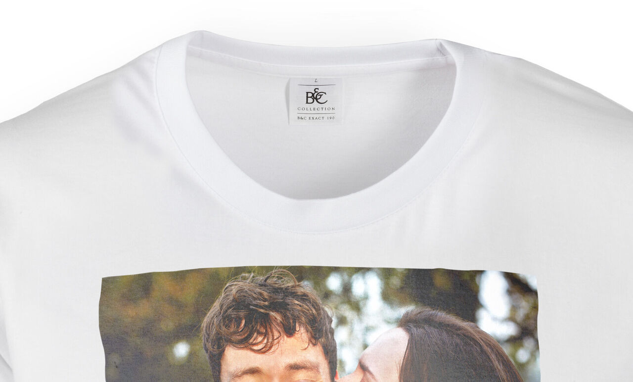 T-shirt med ett kärleksfullt foto av två personer i naturen