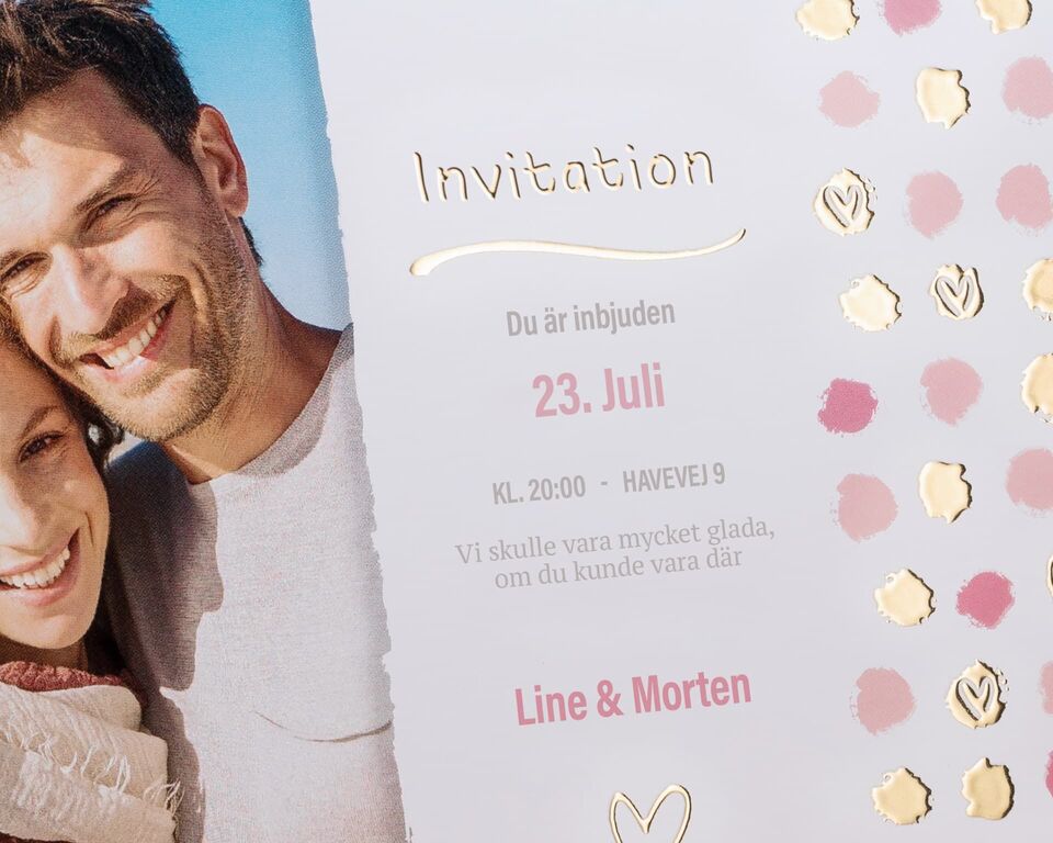 Inbjudningsdesign med gyllene accenter och rosa prickar.