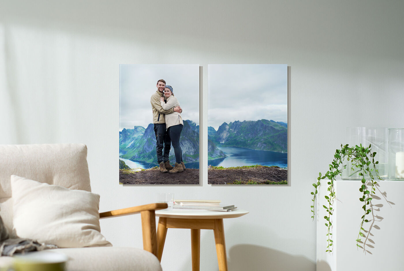 Par kramas framför en fantastisk bergslandskap, dekorerad i två bilder.