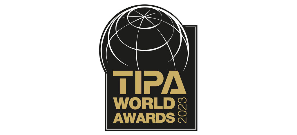 Logotyp för TIPA World Awards 2023 med glob och gyllene text.