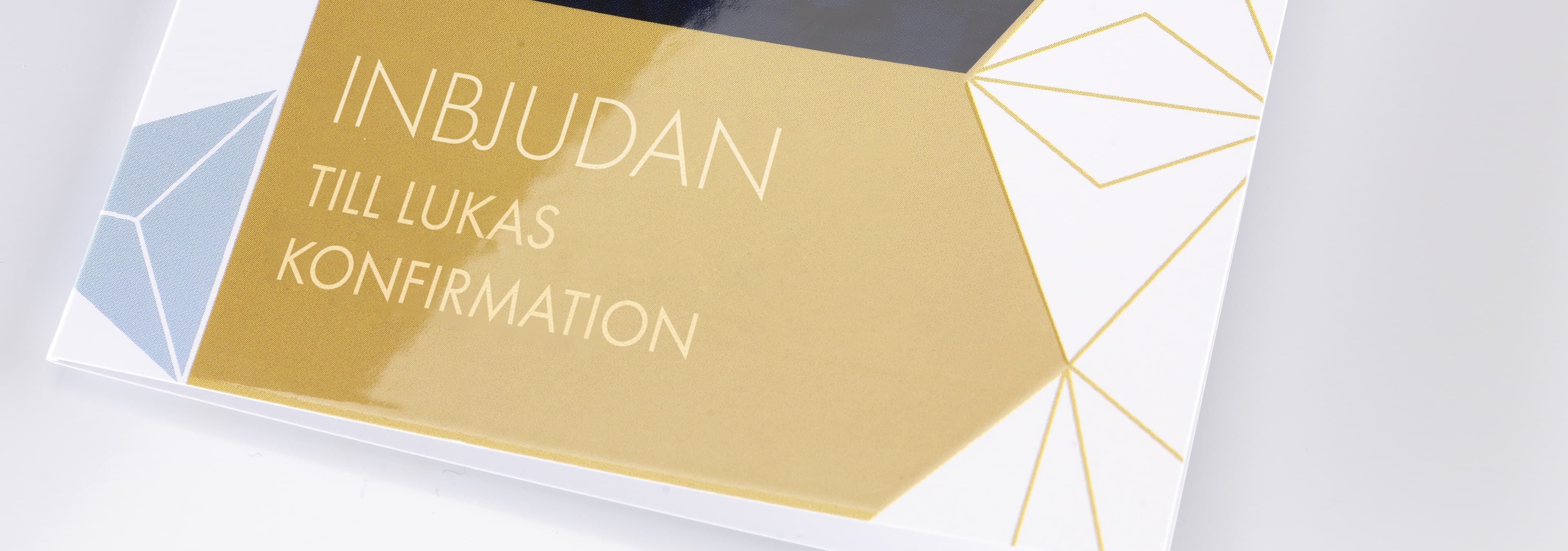 Ett inbjudande inbjudningskort i guld och pastellfärger, designat för Lukas konfirmation.