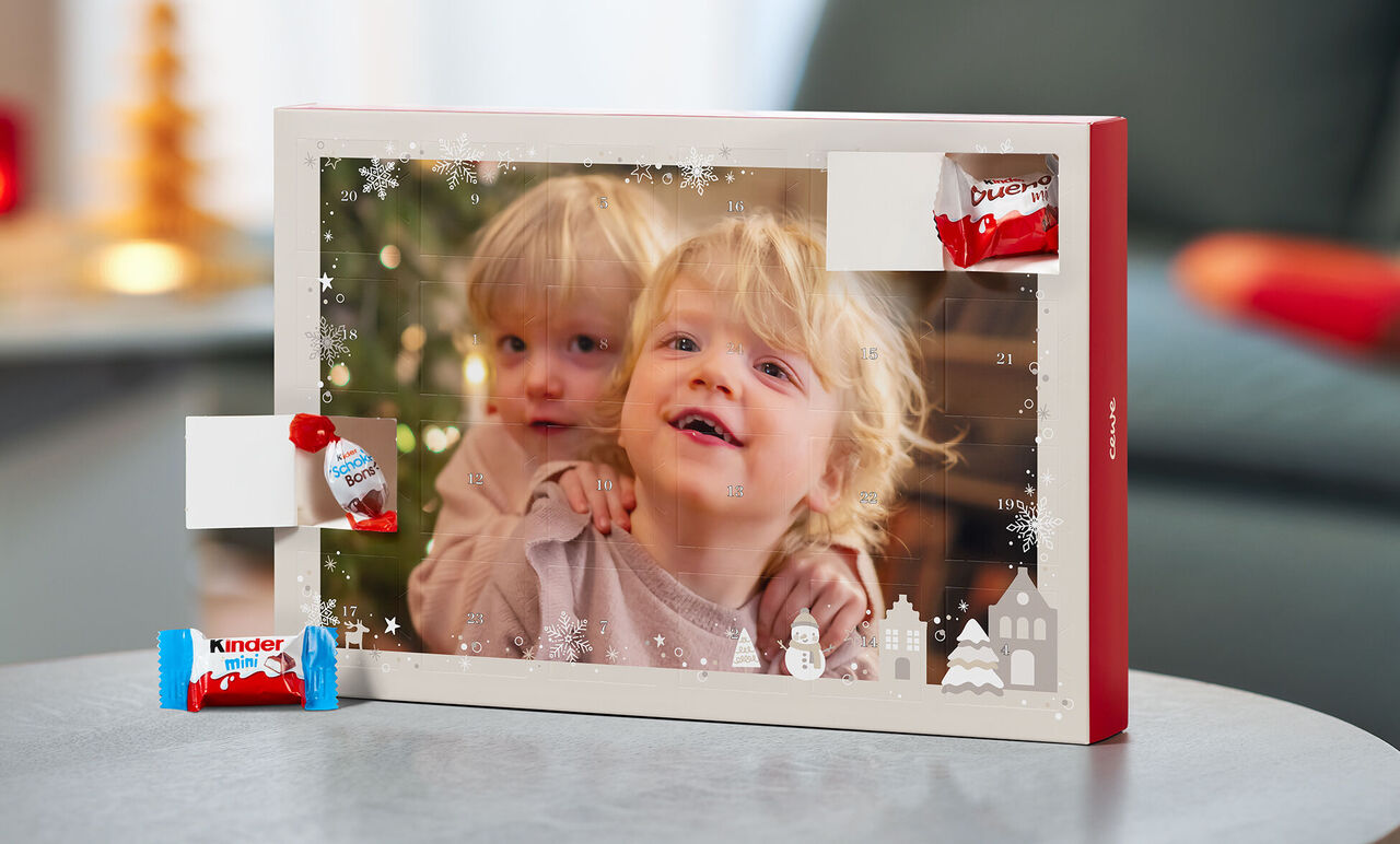 En festligt dekorerad julkalender med godis