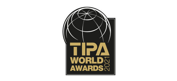 TIPA World Awards 2021 logotyp i guld och svart