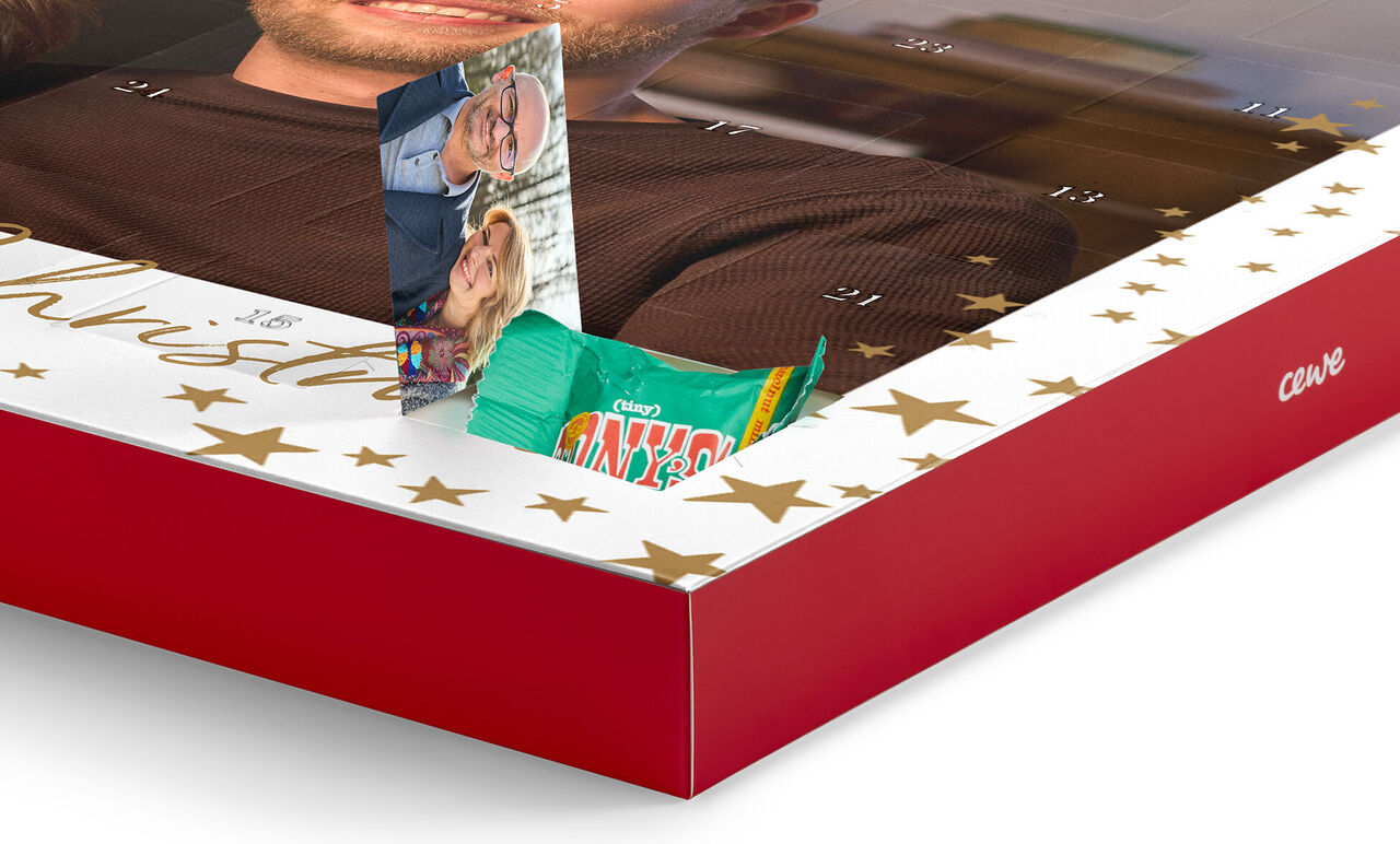 Uppmärksamma överraskningar i CEWE adventskalender visar personliga foton och godis.