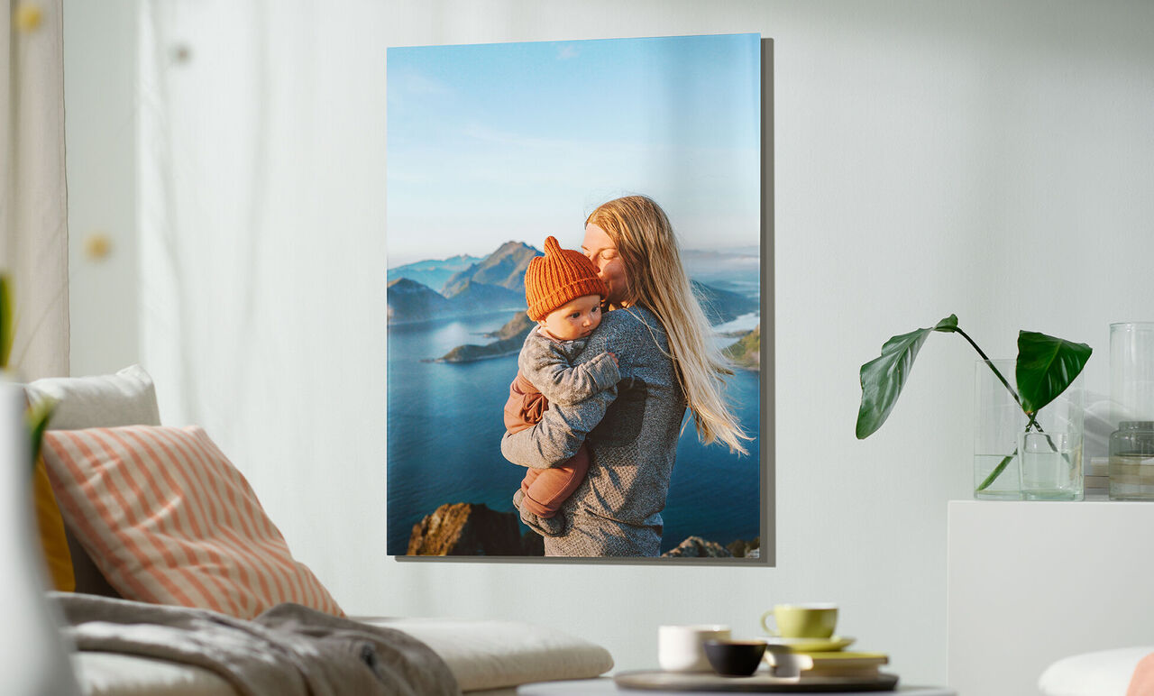 En kärleksfull stund: En mamma kramar sitt barn vid havet.