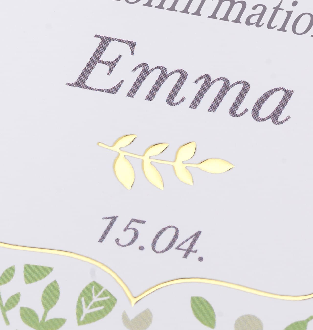 Ett guldprytt konfirmationskort med namnet Emma och ett bladmotiv.