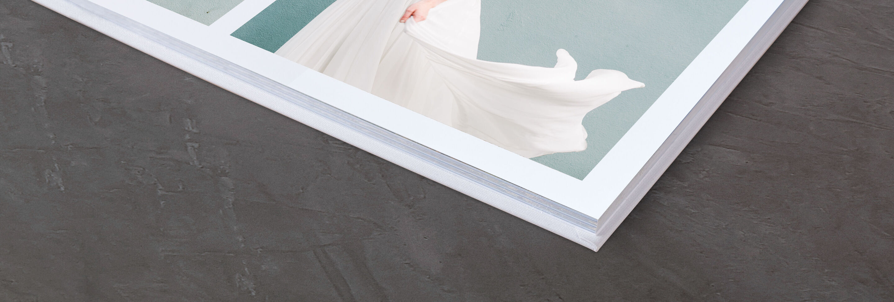 Detaljbild av en CEWE fotobok med elegant omslag.