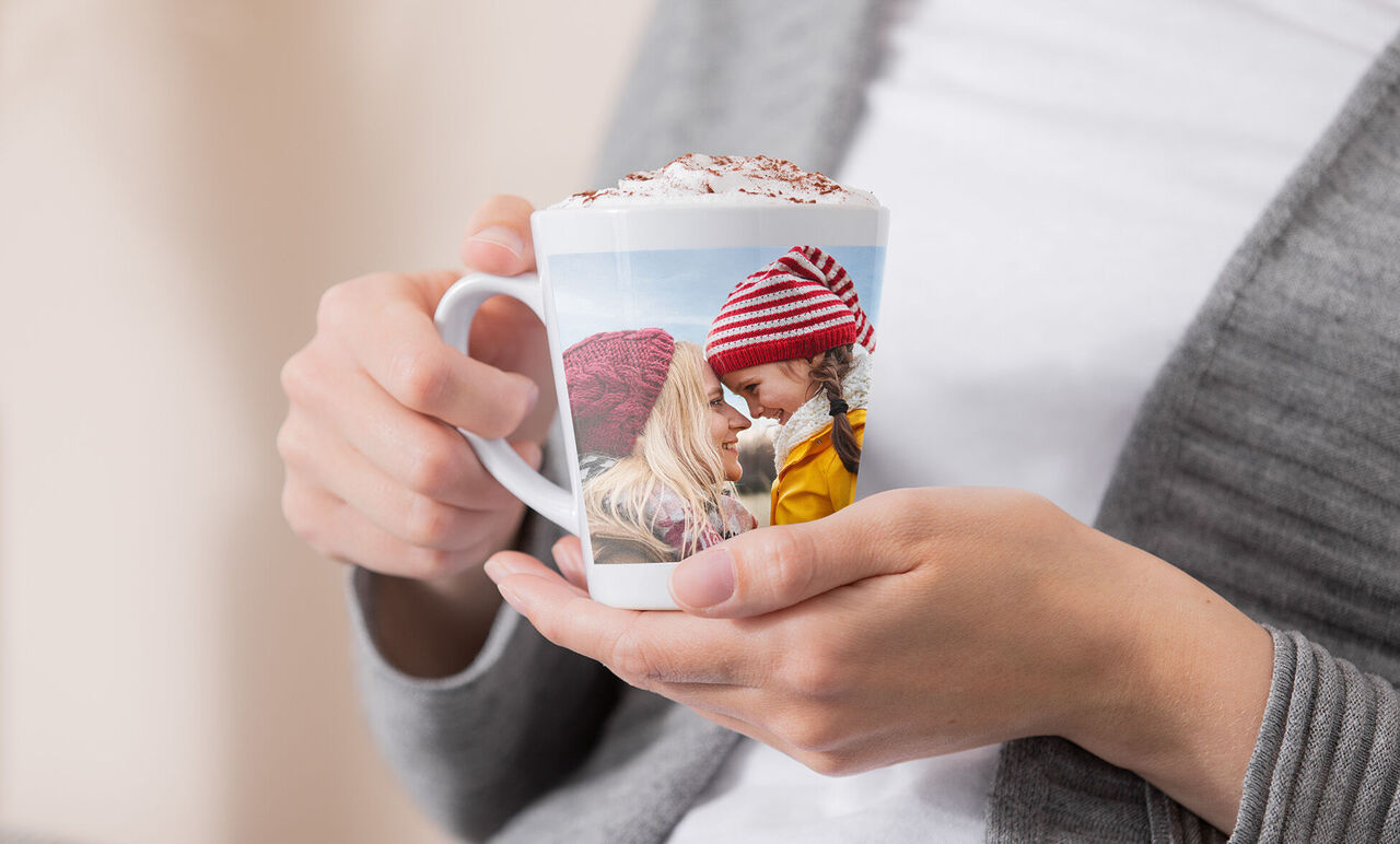 Mugg med personlig foto av två lyckliga personer tillsammans
