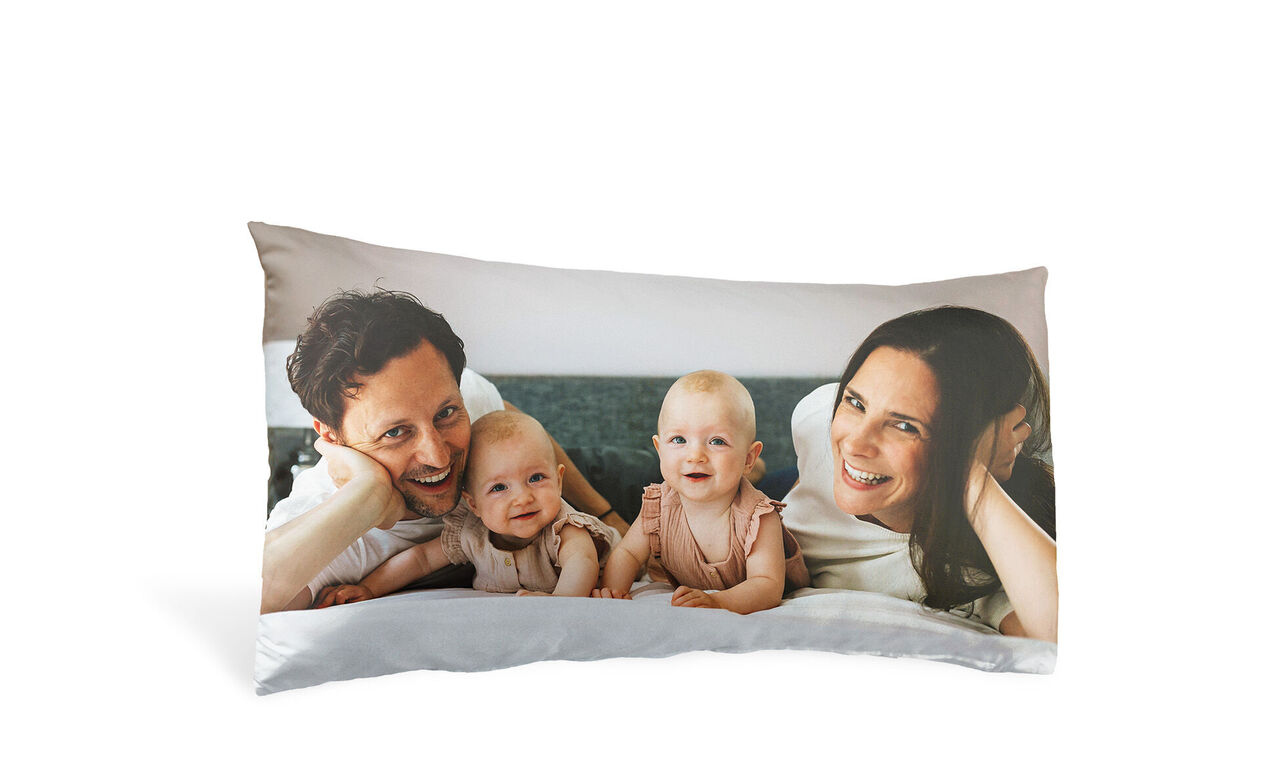 Sött familjefoto på en kudde med två små barn och föräldrar.