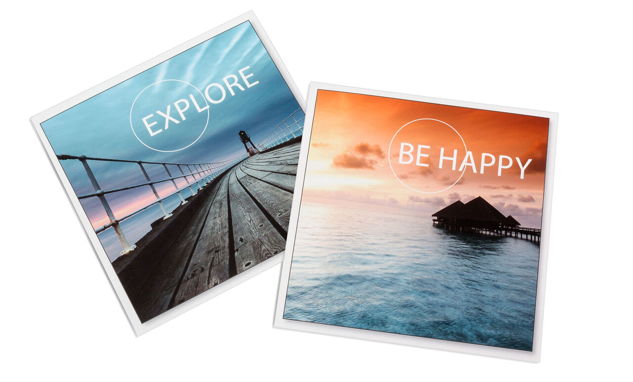 Två bilder med inspirerande citat. En visar en bro vid havet, den andra en idyll vid vattnet med orden "EXPLORE" och "BE HAPPY".