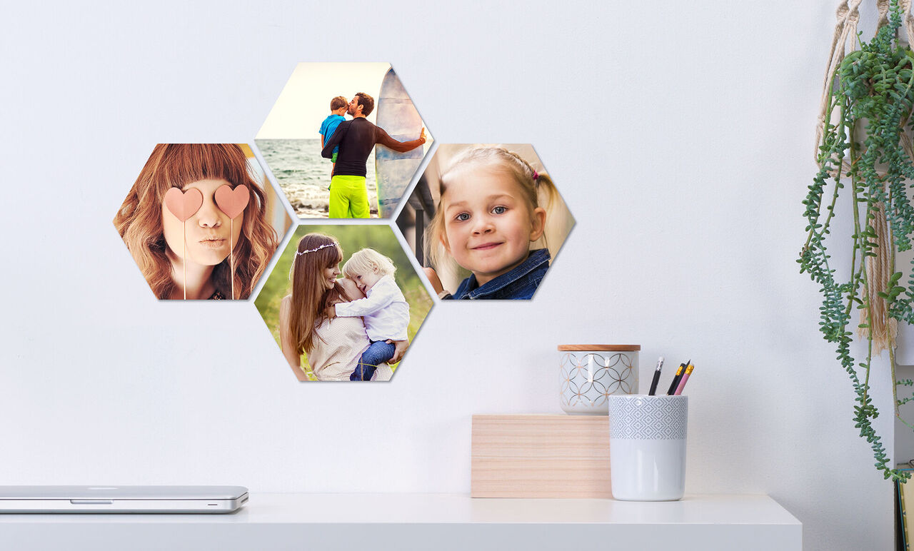 Sexkantig fotokollage med familjebilder på en vägg