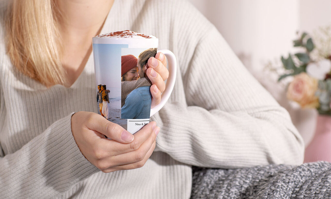 En person håller en personlig mugg med bilder av fina minnen.