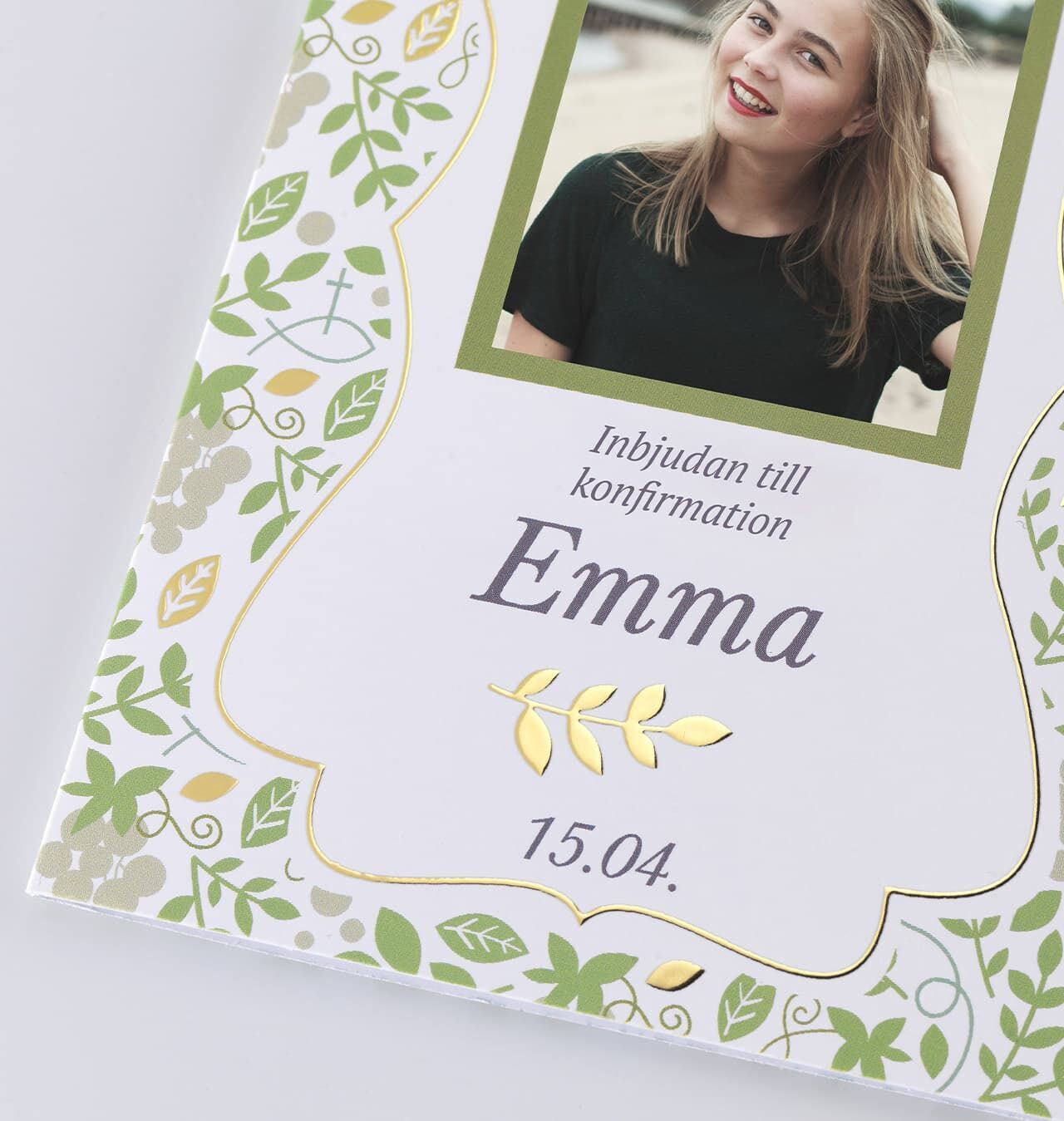 Ett kärleksfullt designat inbjudningskort för konfirmationen.