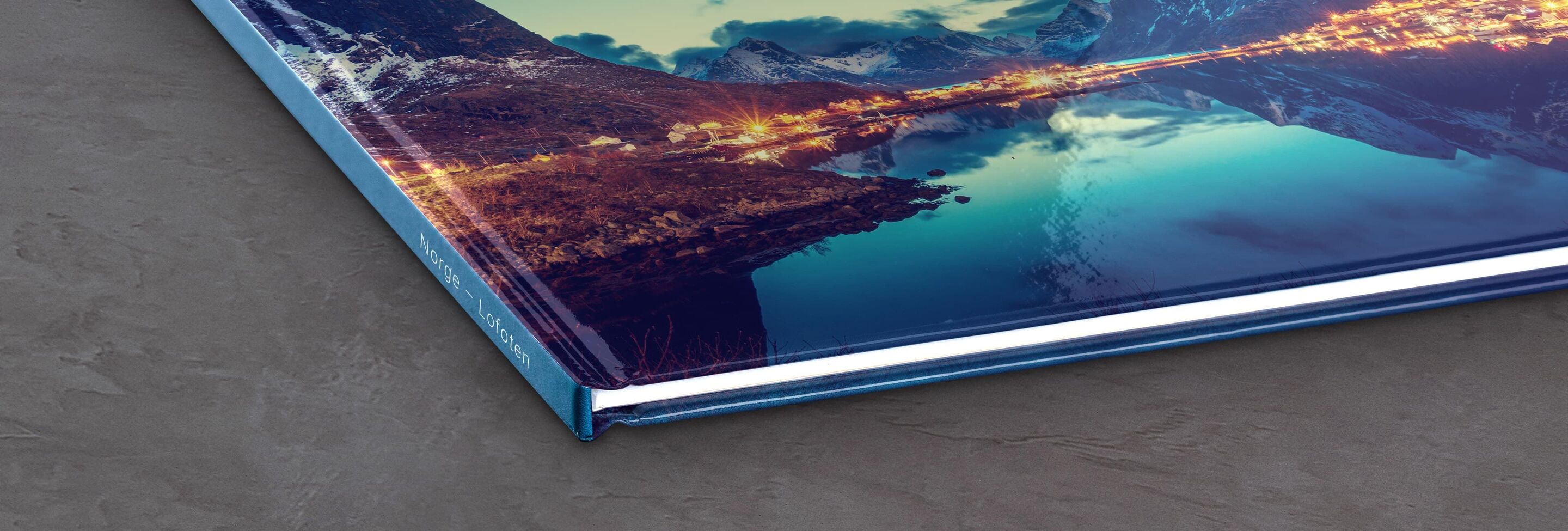 Detaljbilder av en CEWE fotobok vid en sjö med bergslandskap.