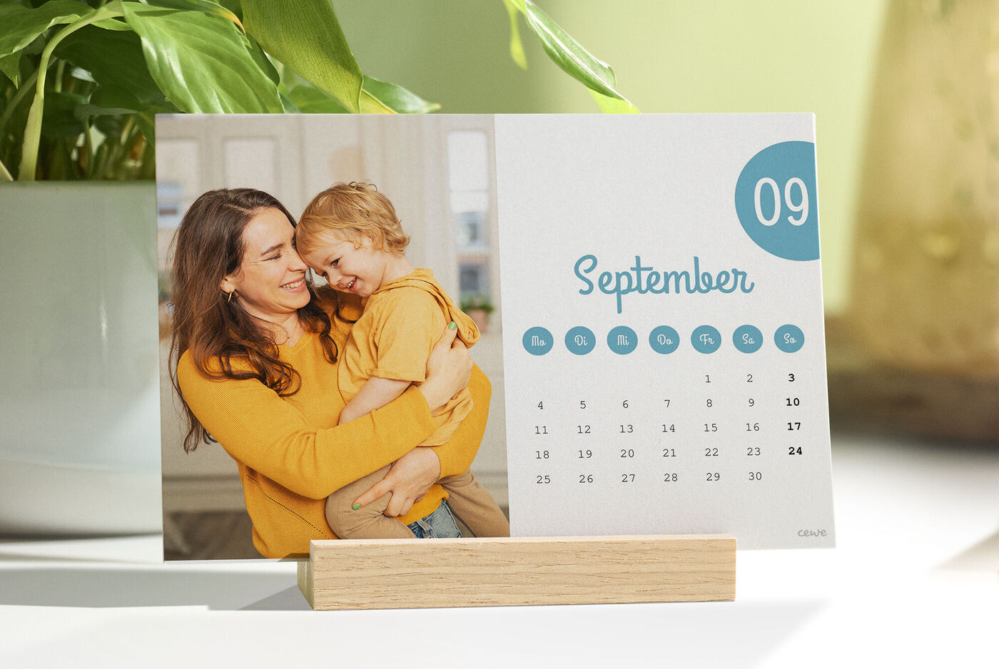 Din fotokalender visar ett kärleksfullt ögonblick av två personer som glatt skrattar tillsammans.