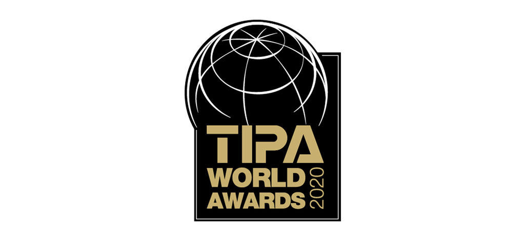 TIPA World Awards 2020-logotyp, visar en stiliserad glob och svart och guld text