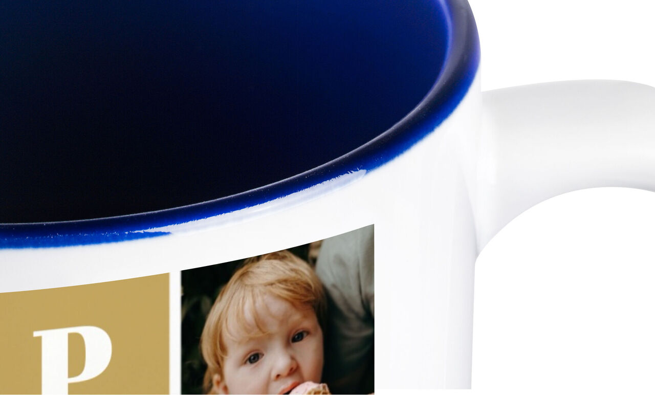 Kaffemugg med blå insida och personliga foton.