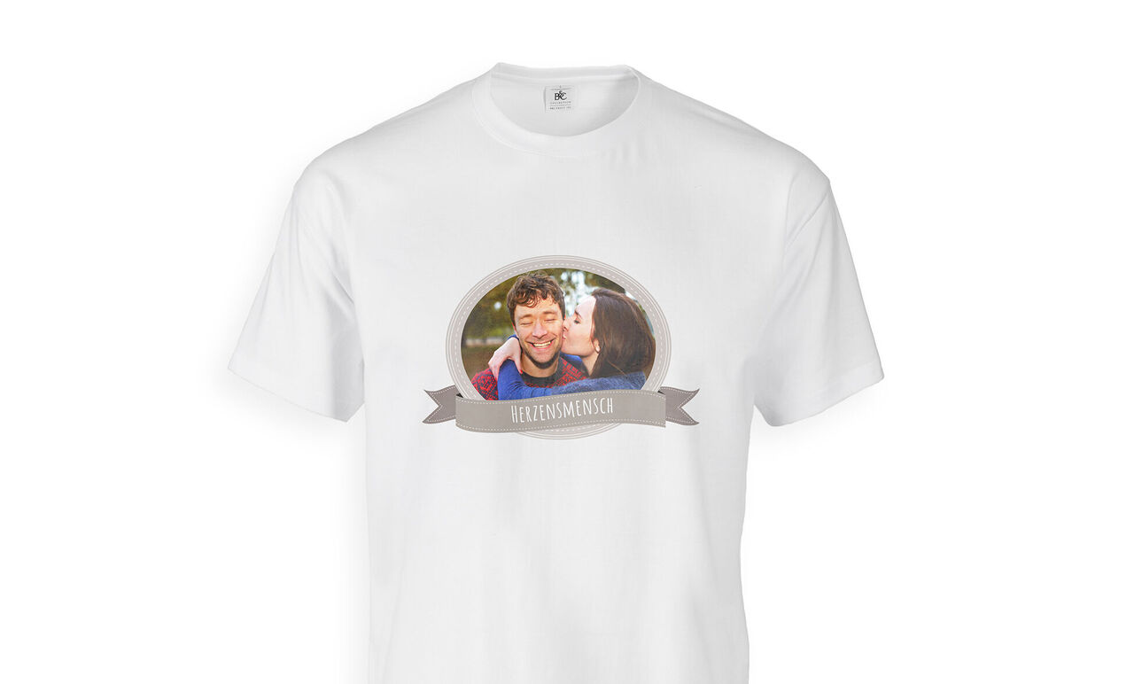 Vitt T-shirt med ett runt foto och texten "Minnen" som väcker positiva känslor.