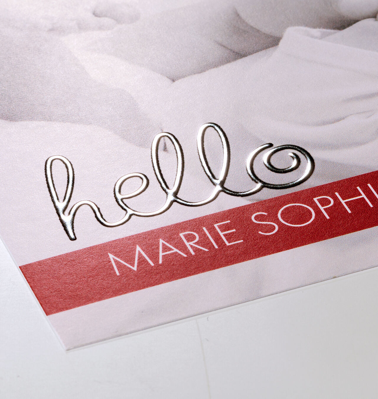 Ett kärleksfullt fotodesign med texten 'hello' i glänsande stil och namnet 'MARIE SOPHIE' nedanför.