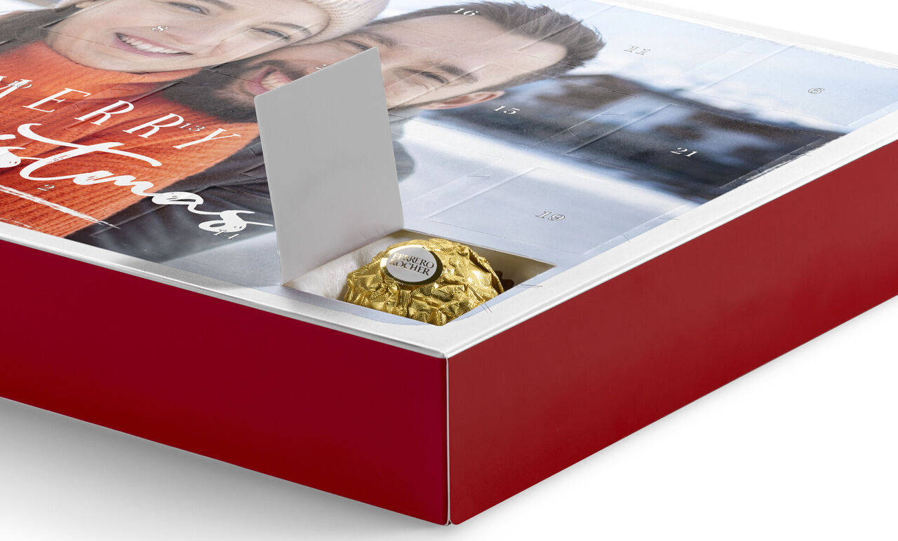 En vacker adventskalender med festlig förpackning som innehåller en gyllene praliner