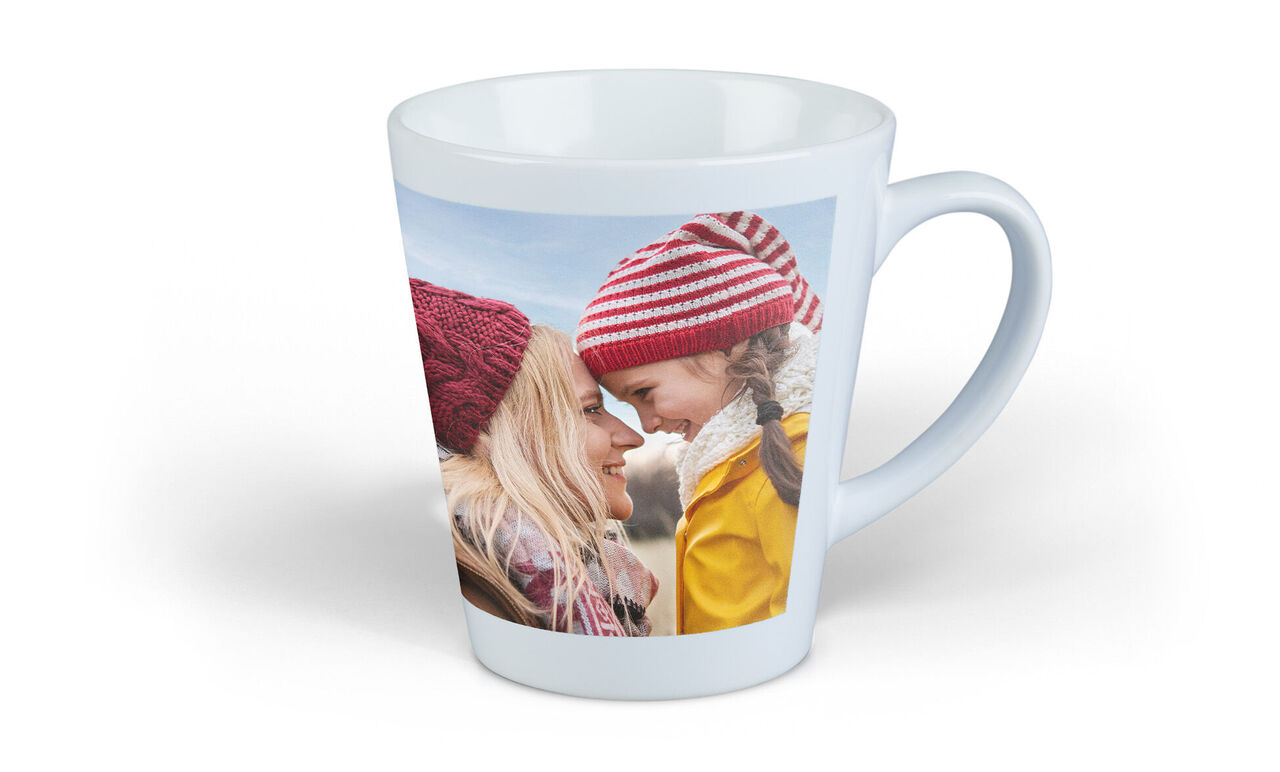 Mugg med glada, färgglada mössor och varm stickning. Perfekt present till nära och kära.