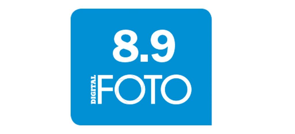 CEWEs logo med texten '8.9 DIGITAL FOTO' i blått på vit bakgrund.
